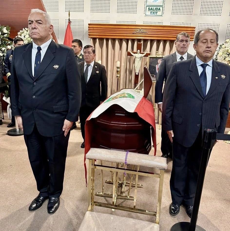 Una de las mejores imágenes que verás hoy. 
Los valientes miembros del comando Chavín de Huántar presentes en el velorio del presidente Alberto Fujimori. 
Estos patriotas derrotaron a los terroristas izquierdistas que tomaron la embajada de Japón. 
Nuestro agradecimiento eterno.