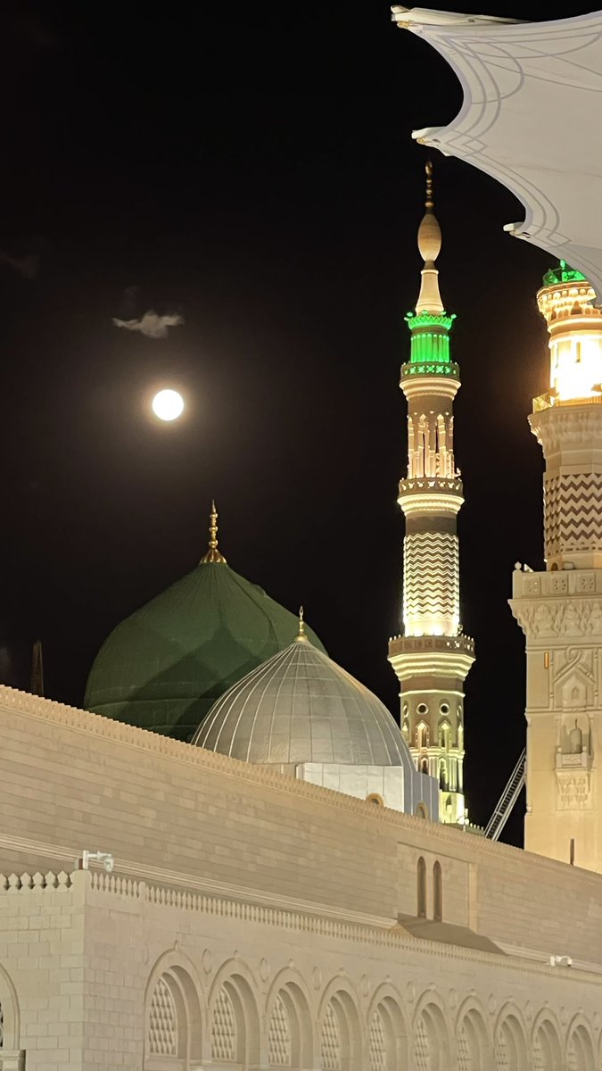 Ol dem ki velîlerle nebîler kala hayrân
Nefsî deyü dehşetle kopa cümleden efgân
Ye’s ile 'usâtın ola ahvâli perîşân
Destûr-i şefâ'atla senindir yine meydân
Sen Ahmed ü Mahmûd u Muhammedsin efendim
Hak'dan bize sultân-ı müeyyedsin efendim.
#MevlidKandili