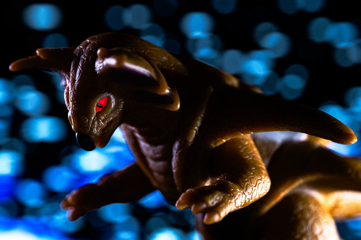 LocustGratin's tweet photo. 寄り道しないで帰るんだぞ。
#LUMIX #LUMIXBASE #S5 #SR24105
#ウルトラマンアーク #ノイズラー #ウルトラ怪獣シリーズ
#おも写 #トイフォトグラフィー
#フィギュア #ソフビ #バンダイ https://t.co/71mFiSEDUM