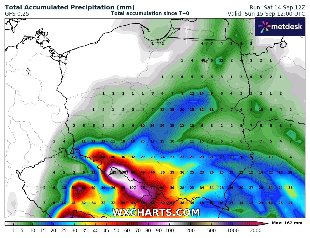 W najbardziej zagrożonej strefie w Polsce będzie mocno padać mniej więcej do jutra godziny 14. Niestety do tego czasu może spaść kolejne 100-150 mm deszczu.