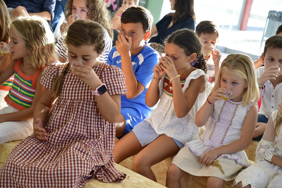 🚜 FEMA 2024 🚜 | Asistimos a la actividad “Detectives del aceite” dirigida a los peques de la casa y que los acerca a las características y cualidades de nuestro oro líquido y que lleva a cabo Andrés Arias, técnico del Centro de Interpretación Olivar y Aceite.