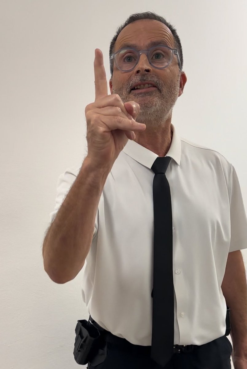עמית בכר שומע? 

יכול להיות שאני מסתכן כאן בהזמנה נוספת לחקירה בתחנת המשטרה בראש העין שאולי תרחיק אותי מקיבוץ כרמים, אבל אני גם ככה לא מתכנן לנסוע לשם בזמן הקרוב אז חשבתי שזכות הציבור לדעת ומי שיכול לתייג את ראש לשכת עורכי הדין עמית בכר, אפילו אשמח. 

תחזיקו חזק לקראת הסוף כל