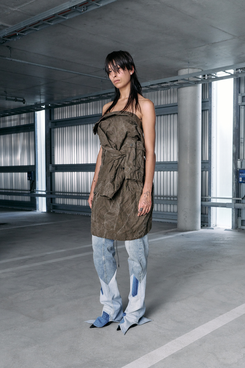 residentdigital's tweet image. At New York Fashion Week, designers @vain_official and @vitunleija are redefining streetwear with a fusion of culture, nostalgia, and sustainable design.

Head to bit.ly/4eit9QI for the exclusive interview 🔥

#NYFW #FinnishDesigners #VAIN #vitunleija #Streetwear