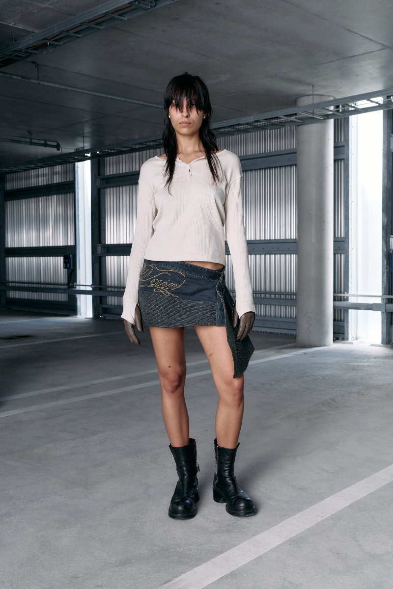 residentdigital's tweet image. At New York Fashion Week, designers @vain_official and @vitunleija are redefining streetwear with a fusion of culture, nostalgia, and sustainable design.

Head to bit.ly/4eit9QI for the exclusive interview 🔥

#NYFW #FinnishDesigners #VAIN #vitunleija #Streetwear