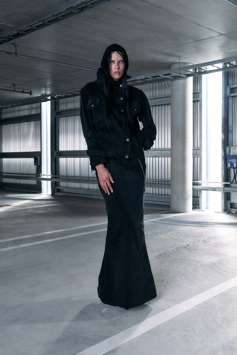 residentdigital's tweet image. At New York Fashion Week, designers @vain_official and @vitunleija are redefining streetwear with a fusion of culture, nostalgia, and sustainable design.

Head to bit.ly/4eit9QI for the exclusive interview 🔥

#NYFW #FinnishDesigners #VAIN #vitunleija #Streetwear