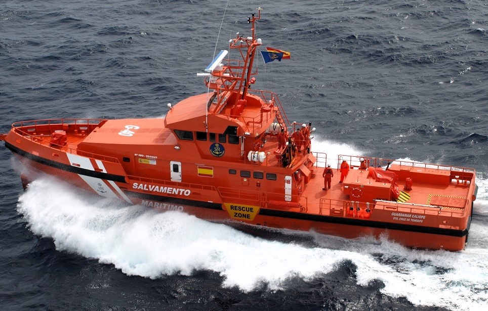 salvamentogob's tweet photo. ▶️16.00 h canaria, la embarcación de recreo Samurai avista un cayuco a 21 millas al Sur de La Gomera.
▶️17.36 hora canaria, la Guardamar Calíope rescata a 69 varones y 1 mujer en aparente buen estado de salud. Serán desembarcados en La Gomera.
▶️Coordinación de la emergencia por el Centro de Salvamento Marítimo de #Tenerife.