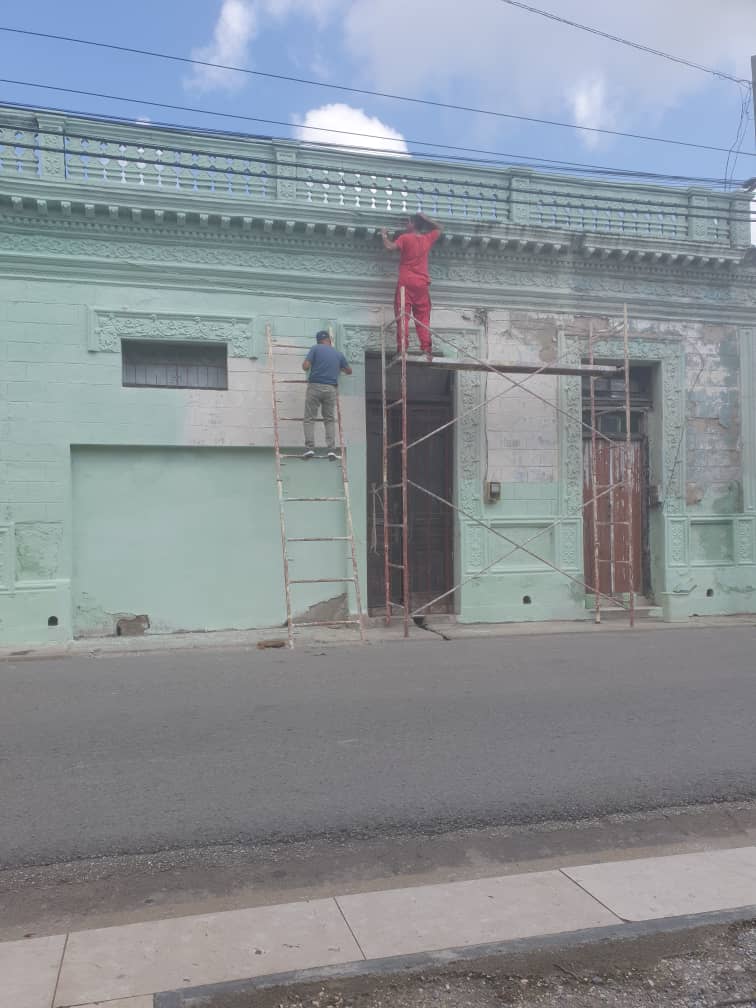 En #LasTunas La Dirección General de Educación apoya a familias cercanas a la entidad con la pintura de sus viviendas #TareaDeGrandes
#PorLasTunasLaVictoria <a href="/CubaMined/">MINED</a>
