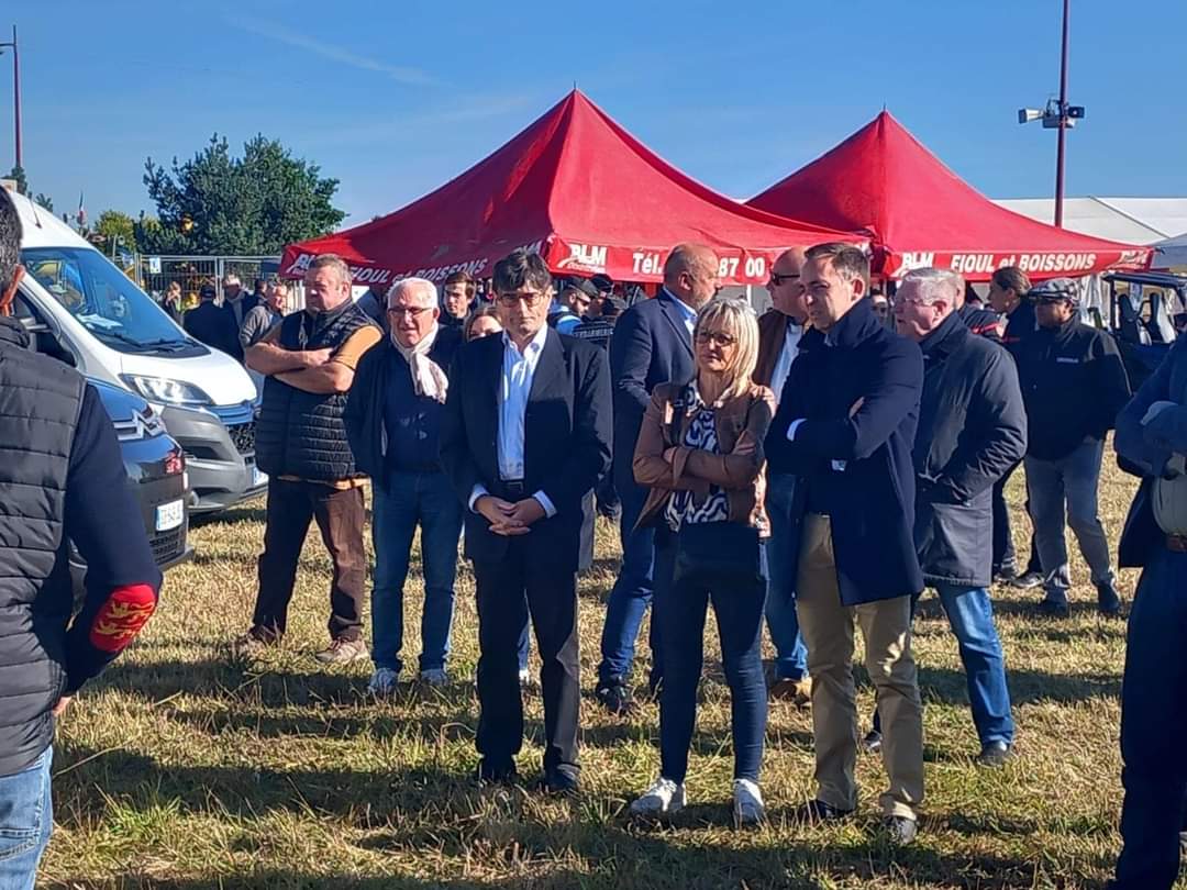 MARIEBELLAMY's tweet photo. Au 42ème Comice Agricole de #Civray, j'ai réaffirmé mon #soutien à nos agriculteurs, essentiels pour nourrir la France. Face aux défis actuels, leur travail mérite plus que jamais reconnaissance et soutien.
Merci à M. Odet TRIQUET et aux élus pour leur présence! 👨🌾👩🌾#Agriculture https://t.co/rS0cfO3mI1