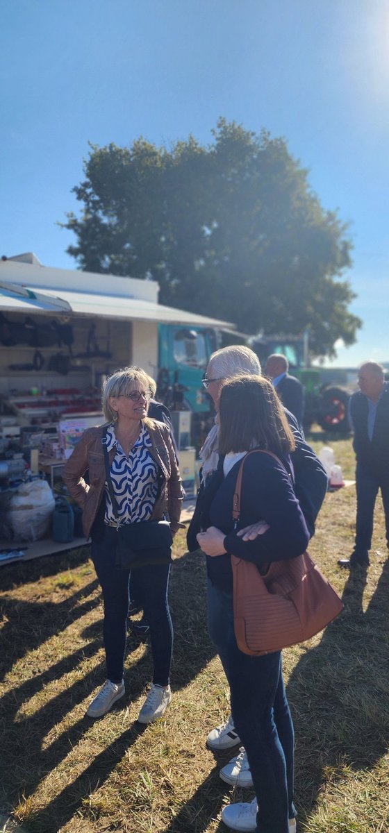 MARIEBELLAMY's tweet photo. Au 42ème Comice Agricole de #Civray, j'ai réaffirmé mon #soutien à nos agriculteurs, essentiels pour nourrir la France. Face aux défis actuels, leur travail mérite plus que jamais reconnaissance et soutien.
Merci à M. Odet TRIQUET et aux élus pour leur présence! 👨🌾👩🌾#Agriculture https://t.co/rS0cfO3mI1