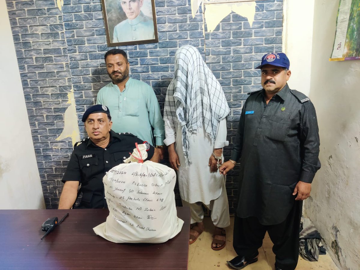 Syedakbar90's tweet image. ایکسائز نارکوٹکس کنٹرول کی ٹیم نے خفیہ اطلاع پر جمالی پل کے قریب کارروائی کرتے ہوئے ملزم محمد یوسف کو گرفتار کر لیا، قبضے سے اسکول بیگ میں موجود 5 پیکٹس وزنی 6 کلوگرام چرس برآمد کرلی گئی،
@sharjeelinam
#ProgressiveSindh #VisionSindh
#NarcoticsCrackdown