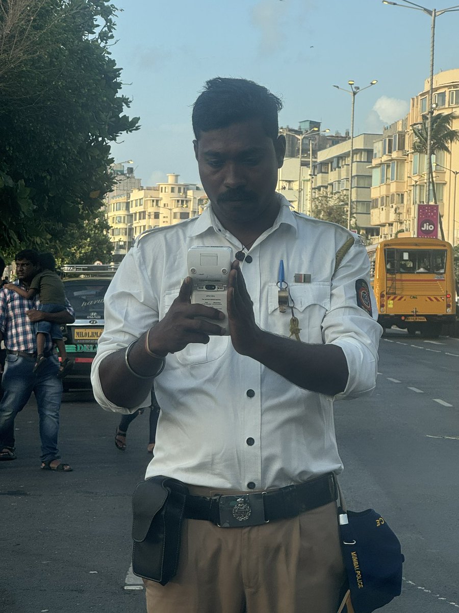 SaachiMehta's tweet photo. It’s truly saddening to see how desperate the police have become to issue fines. I made an honest mistake with a U-turn at Marine Drive, and instead of letting it go, they pounced on it. This level of harassment is unacceptable.
@MTPHereToHelp @MumbaiPolice https://t.co/BrVl9ESWoc