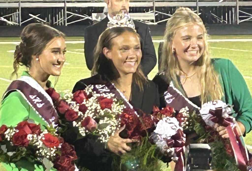 Congratulations to Satsuma Softball seniors Homecoming Court.  Kaeden Enzor, Jaiden Corlett, Belle Sheffield, and Homecoming Queen Bralee Byrd.  🐊🥎