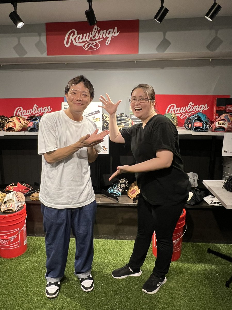 daifuku_yuko's tweet image. 渋谷で開催中の #渋谷野球カフェ にて、昨日・今日お手伝い…球場気分でビールやコーラを売ってました😆

店長のジュンさんとツーショット撮っていただきました！店内でグローブ見繕ってもらったり、相談に乗ってもらえるんですよ！
9/16まで渋谷 ohaco.cafeにて開催中です⚾️
#トクサンTV