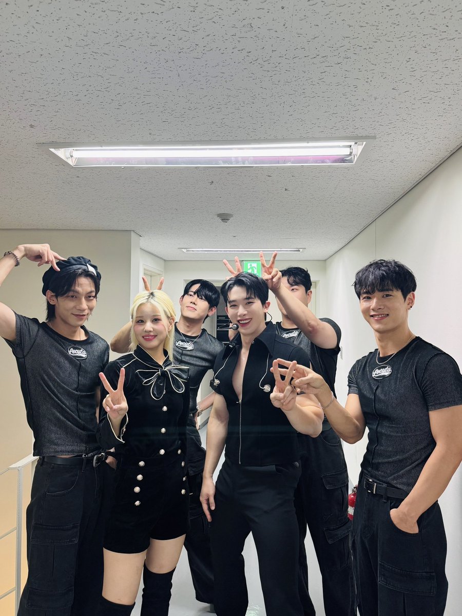 official__wonho's tweet image. [📸]
위니들 조심히 들어가요💙
(feat. 댄동)

#원호 #WONHO
#2024_WONHO_FANPARTY
#WELCOMEBACK_WENEE