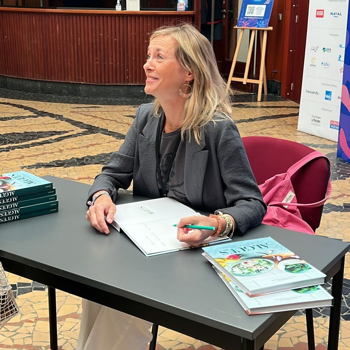 Fondatrice d'Hep Ken Algues Bio, Julie Desnoulez nous apprend à cuisiner les algues au quotidien !

À préparer sucrées ou salées, les algues présentent de nombreux bénéfices pour soi et pour la planète 🌍

✍️ Retrouvez Julie en dédicaces de son livre de recettes à #GrandOcéan !