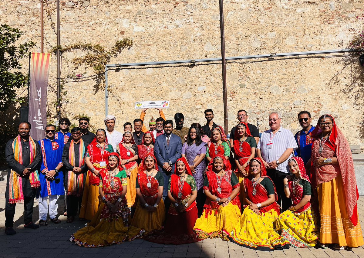 CERCAJIF I BALLS A PLAÇA AMB LA ÍNDIA

Iniciem els actes de les JIF-CATALUNYA d'aquest dissabte a la Plaça de l'Església de Calella amb la darrera de les actuacions monogràfiques, amb el grup de la Índia.

Hem comptat amb la visita de la Cònsul General de la Índia a Barcelona.