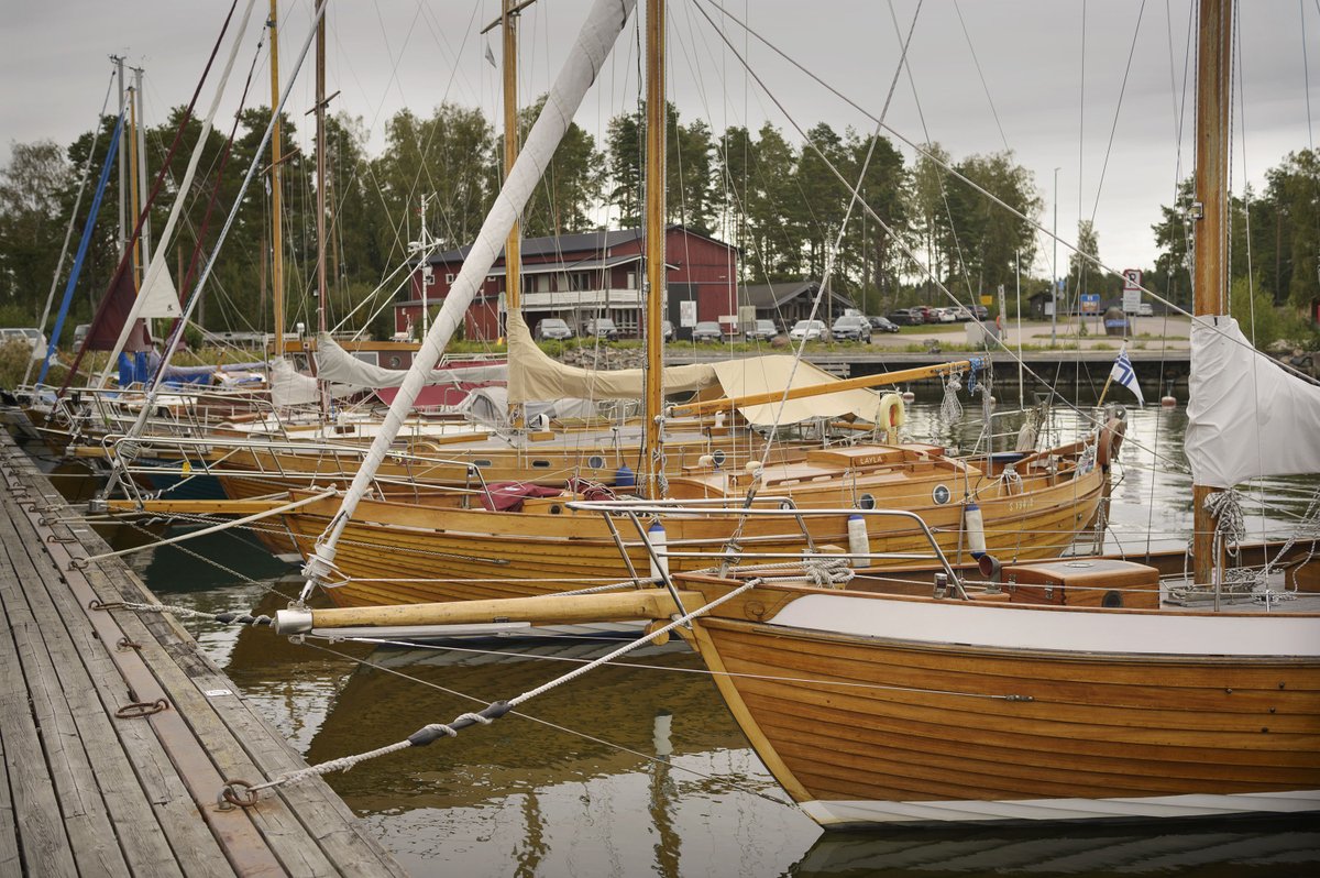 Pitkä rivi harvinaiseksi käyneitä puualuksia Luvian Laitakarin satamassa tänään. Nalle Nybergin luomat Scylla-veneet ovat yhä voimissaan!