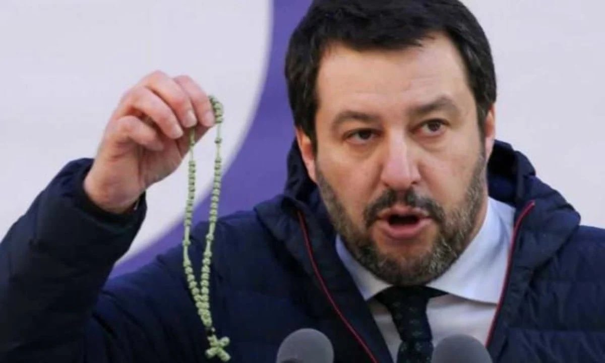 luigicaputo__'s tweet photo. #Salvini non ha difeso confini. Nel periodo in cui agitava indegnamente i crocifissi, ha semmai calpestato la dignità di povere persone investite da un destino terribile. In una parola, è stato vergognoso. Ed è vergognoso che rappresenti ancora il popolo italiano. #OpenArms https://t.co/rGbjSHobDP