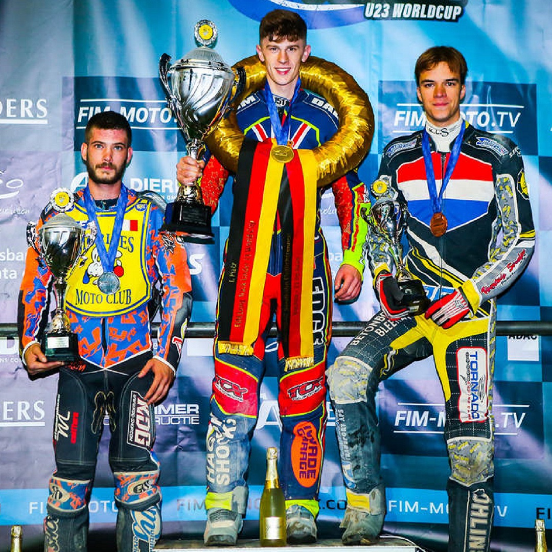 FIM_live's tweet photo. 🇬🇧 Mulford races to FIM Long Track Under 23 World Cup glory in Vechta

Read more ➡️ https://t.co/fXMJhkryS5

#FIM | #FIMfamily | #FIMlongTrack https://t.co/UPOb7498g6