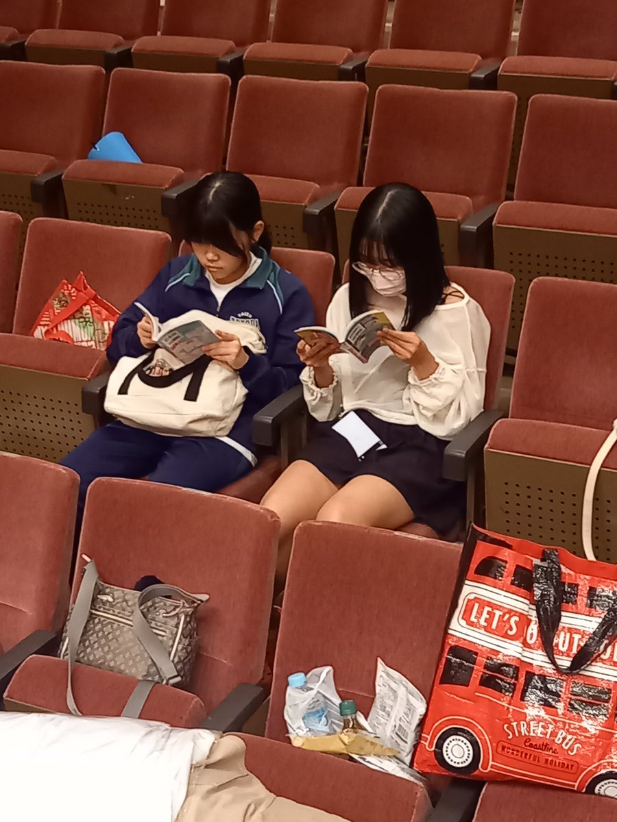 inshil30's tweet photo. いざ、明日本番です！
今日はゲネプロでしたー。
猛省やら焦りやら不安やらもりもりですが余裕でマンガ読んでる大物感満載の中学生たちを見習い、なによりお客さんに楽しんでもらえるようにがんばりまっす。
9月15日(日)14時開演
市民ホールおかべです。
お待ちしてます✨

#GOBTEC
#市民ホールおかべ https://t.co/FRwvHLwa5h