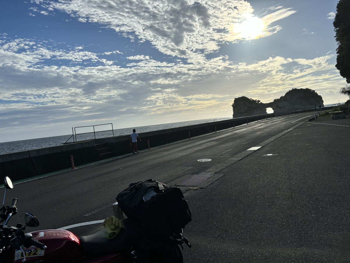 3K0DRhiCsFK9JRQ's tweet photo. 明日15日のモトクルDAYに参加するために、白浜までソロツー🏍️
途中ゲリラ雨にあいつつ、なんとか到着
スタンプラリーもコンプ✌🏻
#INFIMO #モトクルDAY #大阪繊維資材 
#白浜　#千畳敷  #円月島 https://t.co/1kqvBS7SFq