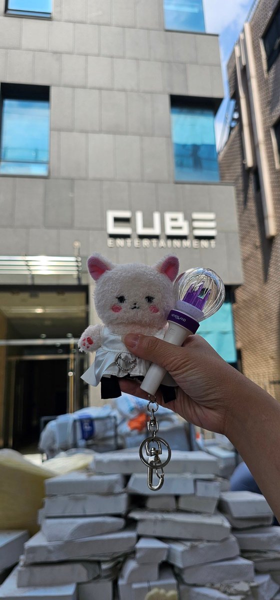 Tiny_JSoyeon's tweet photo. Korea you been amazing, will definitely come back again. So happy to hear gidle songs everyday, see the girls individual posters &amp; ads 😍 https://t.co/9AGxb4kHud