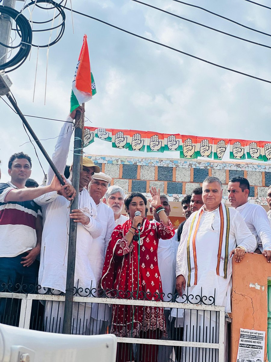 Phogat_Vinesh's tweet photo. अपने लोगों से मिलने का जो स्नेह और आशीर्वाद गांव लजवाना कलां में मिला, उससे मेरा हौंसला और विश्वास और मजबूत हो गया है। हर वर्ग का समर्थन इस बदलाव की ओर हमारे कदमों को और सशक्त करता है। https://t.co/JyJSsjlklS