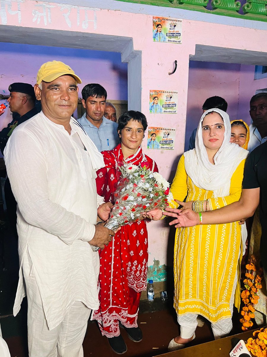 Phogat_Vinesh's tweet photo. अपने लोगों से मिलने का जो स्नेह और आशीर्वाद गांव लजवाना कलां में मिला, उससे मेरा हौंसला और विश्वास और मजबूत हो गया है। हर वर्ग का समर्थन इस बदलाव की ओर हमारे कदमों को और सशक्त करता है। https://t.co/JyJSsjlklS