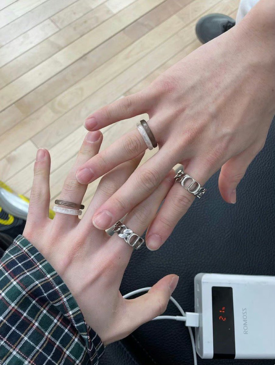 pyonppogi's tweet photo. 황필 커플템💙🤍

아기때부터 커플을 했다니
황필 진짜 운명이라니까
운명 소울메이트 새끼손가락 붉은실 그거 다 황필이야♡ https://t.co/MbKEZosaUm