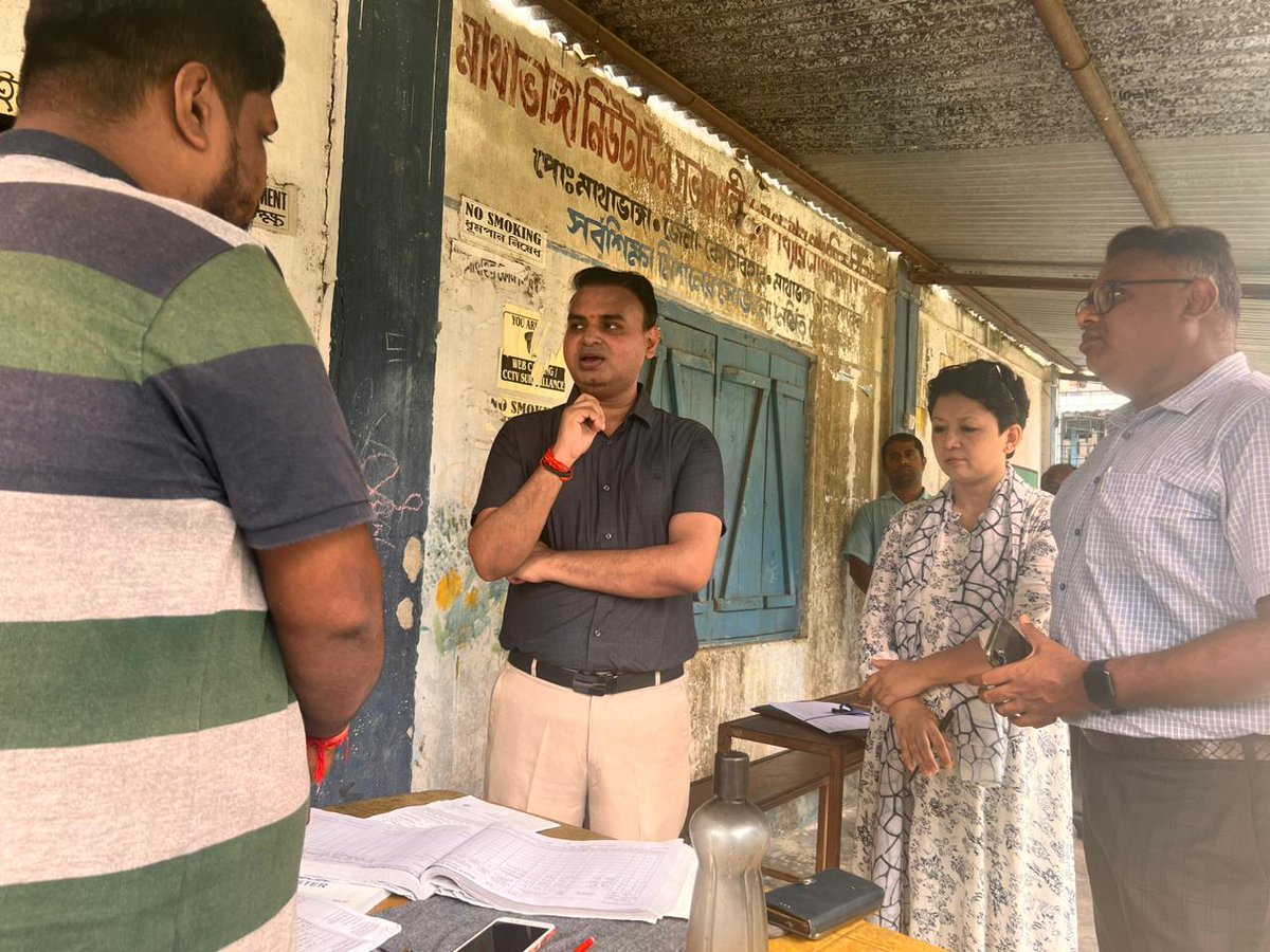 CEOWestBengal's tweet photo. On pre revision special campaign day ADM along with SDO, BDO & other officials visiting the polling booths of Mathabhanga development block of Cooch Behar district West Bengal.
#PreRevision #SSR #BLO
@ECISVEEP
@SpokespersonECI
@rajivkumarec
@anuj_chandak
@deocoochbehar https://t.co/Jo6fO7LqxD