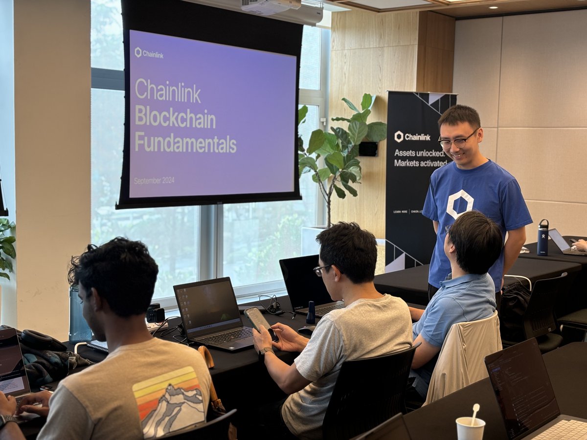 chainlink's tweet photo. #Chainlink's first-ever Certification event is now underway in Singapore.

Hosted alongside @collegedao_hub, this event gives 100 developers the unique opportunity to be among the first to earn an official Blockchain Certification from Chainlink for their resumes. https://t.co/EVrdqdMXS6