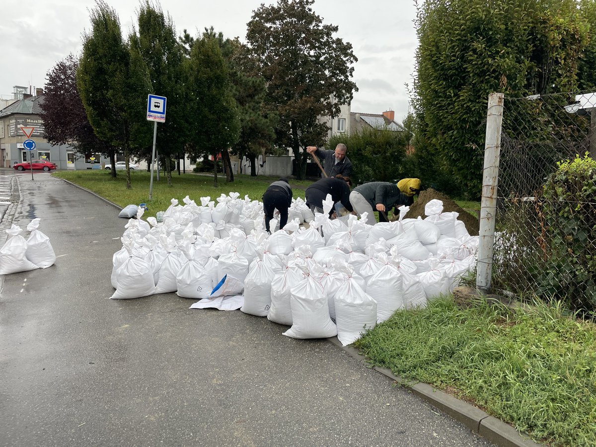 telferova's tweet photo. Pytlovací stanoviště. Na Brně-jihu je takových 5. Radnice už večer nechala na vybraných místech vysypat písek a lidi z domů v záplavové zóně si můžou sami přijít nabrat. https://t.co/YQsDmQy4es