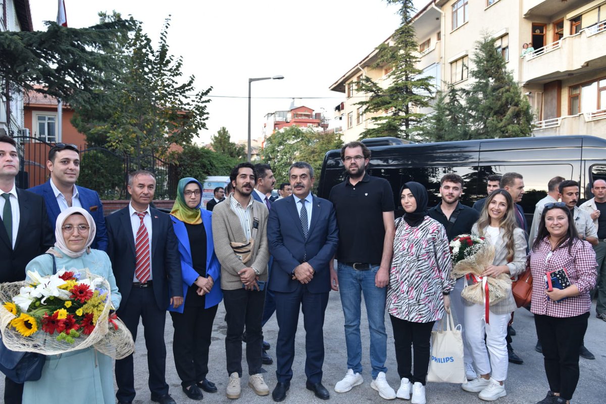 <a href="/ankarakulisi06/">ANKARA KULİSİ</a> <a href="/Yusuf__Tekin/">Yusuf Tekin</a> #MemurÖğretmenler devlet terbiyesi ve eğitimci bakış açısı ile bu devrimin neferi olmaya hazır Sayın Bakanım <a href="/Yusuf__Tekin/">Yusuf Tekin</a> 
Tasarruf döneminde maliyetsiz olarak öğretmen açığını kapatmak için göreve hazırız. <a href="/ankarakulisi06/">ANKARA KULİSİ</a> <a href="/RTErdogan/">Recep Tayyip Erdoğan</a> <a href="/_cevdetyilmaz/">Cevdet Yılmaz</a> <a href="/CBegitimogretim/">TCCB EĞİTİM VE ÖĞRETİM POLİTİKALARI KURULU</a> <a href="/cbsbb/">T.C. Cumhurbaşkanlığı Strateji ve Bütçe Başkanlığı</a>