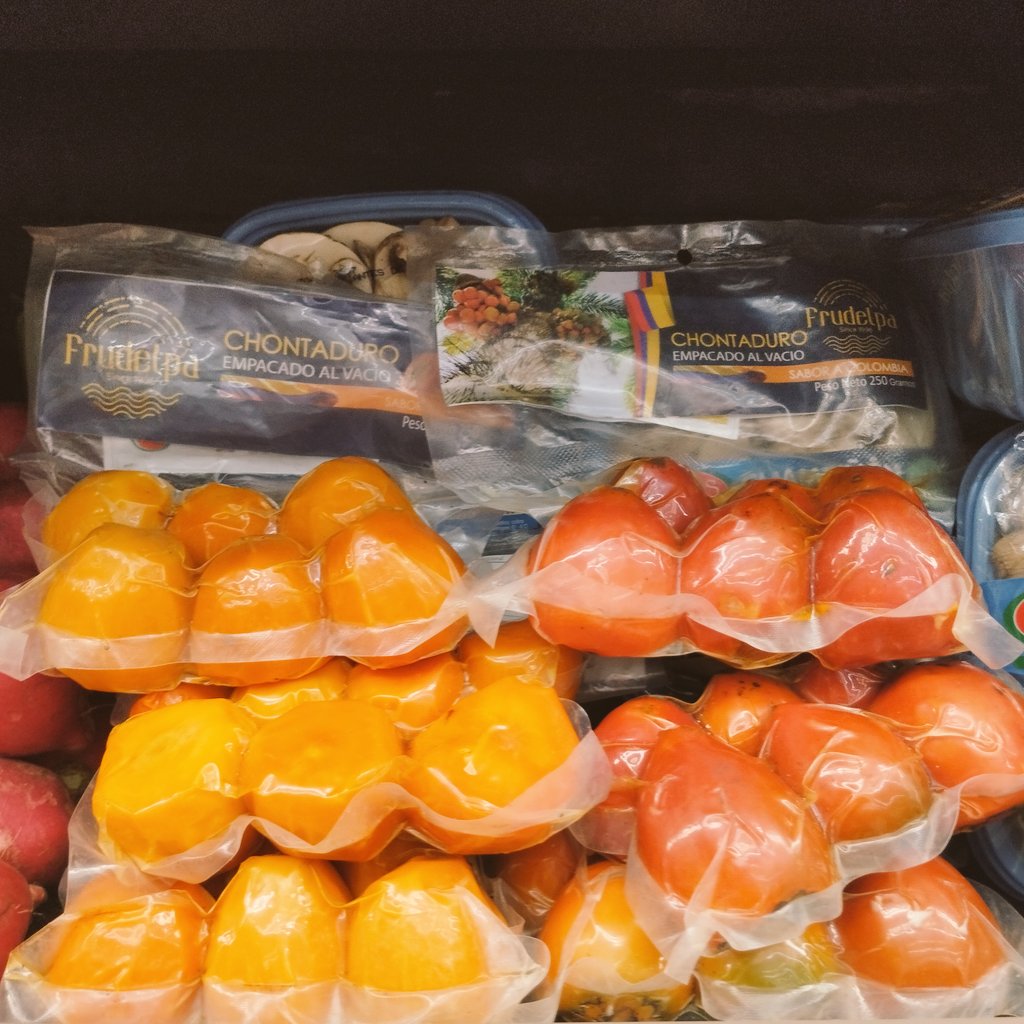 Está imagen la vi unos años atrás en Bogotá y me pareció fatal, igualmente trate de entender que se hacía por qué era una ciudad donde no se da el chontaduro, pero que aquí en Cali los súper mercados hagan esto si me parece una aberración. El plástico es una mierda hoy y siempre.