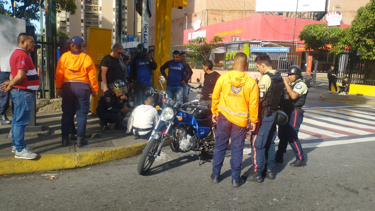 CHAPITA2010's tweet photo. Más temprano accidente con motorizado Av Francisco de Miranda centro comercial líder autoridades prestaron el apoyo rápidamente agradecimiento a #polisucre #bomberosdelaurbina @PolisucreOficia @amigodtransito @traficovv @tumototrafico https://t.co/4DwQumvI1a