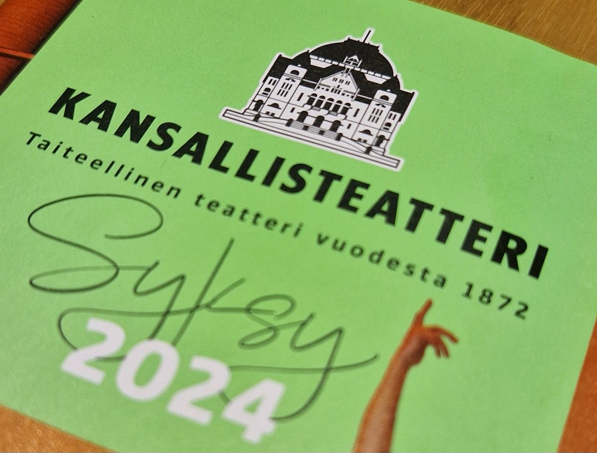 Tänään polkaistiin #kulttuurisyksy käyntiin <a href="/SKTeatteri/">Kansallisteatteri</a> n pienellä näyttämöllä päivänäytöksessä. Eerika Rantasen tähänastinen elämä oli hienosti toteutettu. Vähän jäi mietityttämään mitä sitten tapahtui... 😉