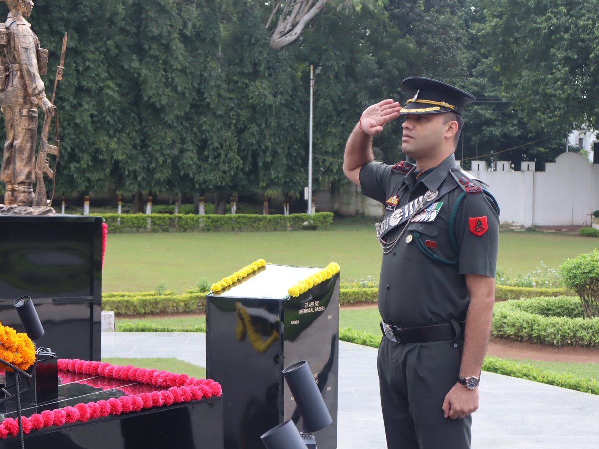 Jkra_Group's tweet photo. #OnThisDay
In remembrance of Maj SM Sharma, VrC of #8JAKRIF who laid down his life in 1965 War, Hav Swarnjit Singh of #10JAKRIF and Nb Sub Bansi Lal,Nk Balwant &amp; Rfn Ashok Kumar of #13JAKRIF  who made the supreme sacrifice during #OpRakshak
#JAKRIFkeVeer
#IndianArmy
@prodefkohima https://t.co/pkaD6gjpGr