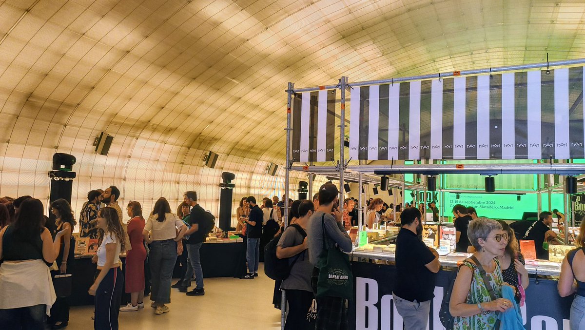 IjonTichy_'s tweet image. Tremendo ambiente en el festival #Backtothebook que está teniendo lugar en @mataderomadrid. Cayeron tres rarezas que poco tienen que ver con el terror. Pero recordad, hay que leer de todo.