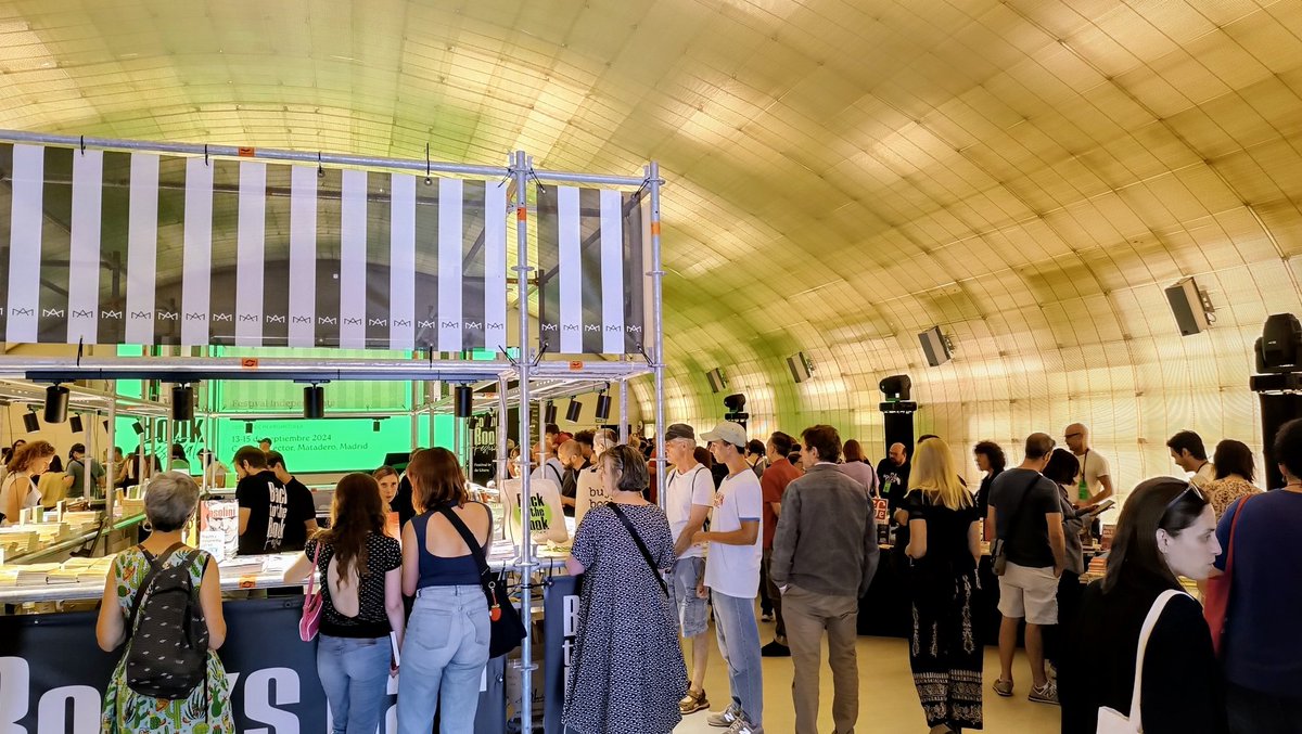 IjonTichy_'s tweet image. Tremendo ambiente en el festival #Backtothebook que está teniendo lugar en @mataderomadrid. Cayeron tres rarezas que poco tienen que ver con el terror. Pero recordad, hay que leer de todo.