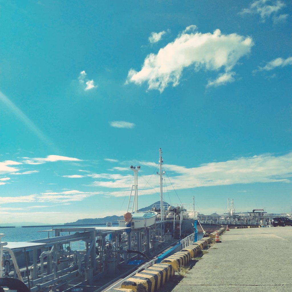 floran4307's tweet photo. ☀まだまだ夏の気温、買い出しついでに海辺の車中でおやつをたべる
🐈️こんなに甘えん坊で大丈夫かしら？と思ってたけど爪切りを嫌がってシャーされた。よし
✌すべてのツメが甘いゲームスタイルだけと、良いペアに恵まれた。時差か8時間あるのが、またのめり込み防止でよし https://t.co/li3ewAd8bd