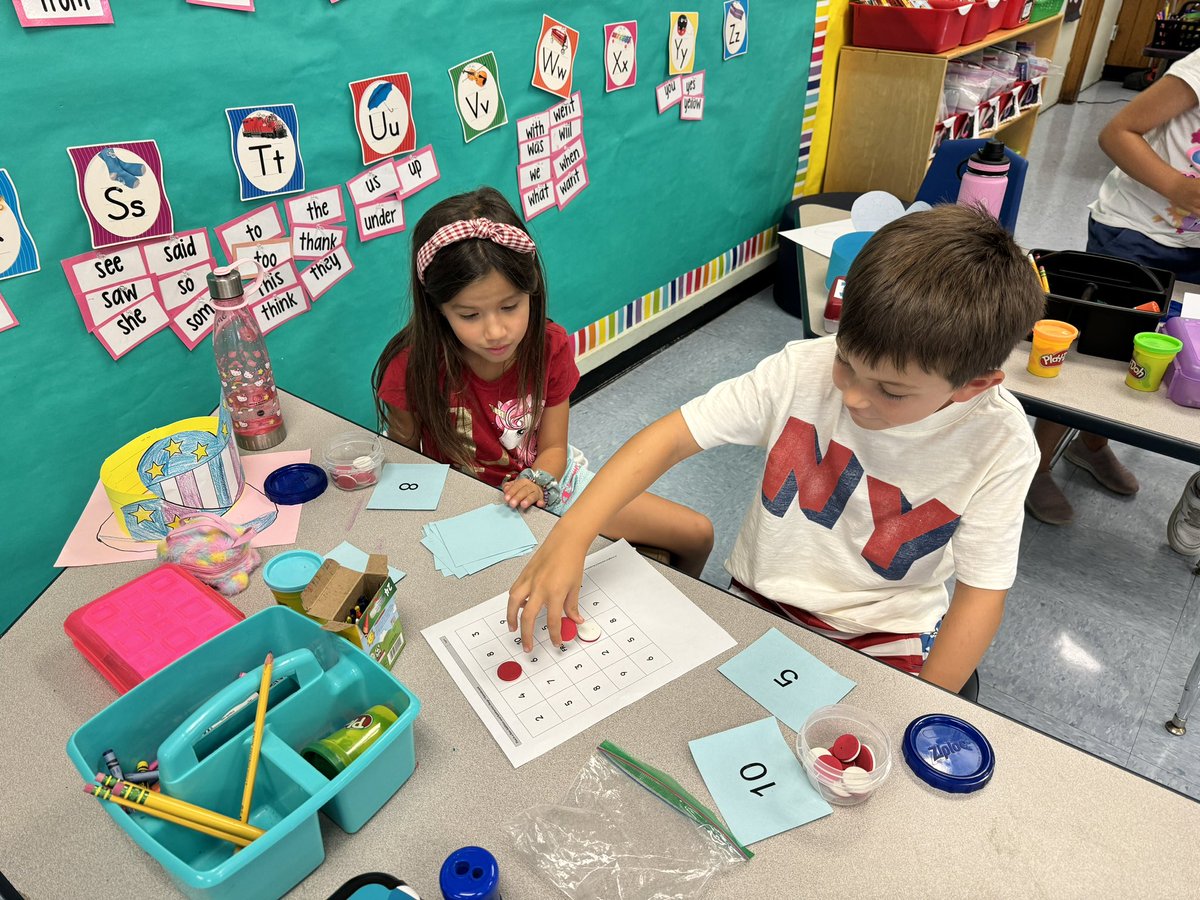 TBeamerGC's tweet image. These smart cookies 🍪 in the Conlon/Nicolino First Grade Class @LocustGC loved playing 🔴 Five in a Row ⚪️ The best part is, they were having FUN while practicing adding 1 and 2 to a number! @votae_eileen @erinkconlon1 @CCardellaGC @IllustrateMath