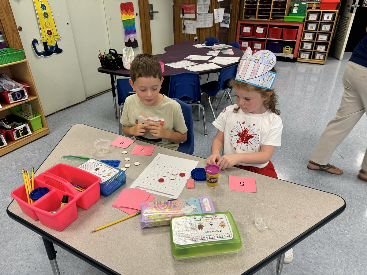 TBeamerGC's tweet image. These smart cookies 🍪 in the Conlon/Nicolino First Grade Class @LocustGC loved playing 🔴 Five in a Row ⚪️ The best part is, they were having FUN while practicing adding 1 and 2 to a number! @votae_eileen @erinkconlon1 @CCardellaGC @IllustrateMath