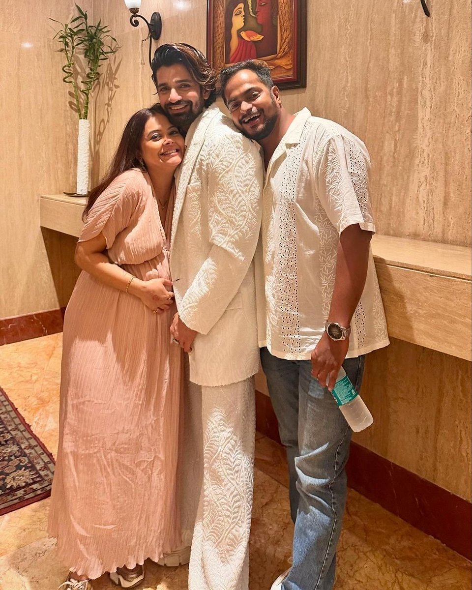 DelhiTimesTweet's tweet image. #SaathNibhaanaSaathiya cast re-unites at a bash 🥰

Mom-to-be #DevoleenaBhattacharjee is glowin&apos; and how! 🤰

#GopiBahu #SNS2 #VishalSingh  #ShanwazShaikh #Devoleena #Tellywood @Naz_khilji #VandanaVithlani @Devoleena_23