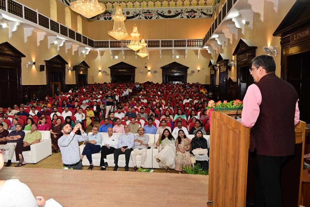lkouniv's tweet photo. आज मालवीय सभागार में आयोजित एक कार्यक्रम में माननीय कुलपति प्रोफेसर आलोक कुमार राय ने उल्लेखनीय शोध कार्य व उपलब्धियों के लिए शिक्षकों व शोध छात्रों को BOOST योजना 2022-2023 के तहत पुरस्कृत किया तथा शोध कार्य में मौलिकता के साथ समाज उन्मुख शोध कार्य करने के लिए प्रेरित किया! https://t.co/AWcIck0xoO