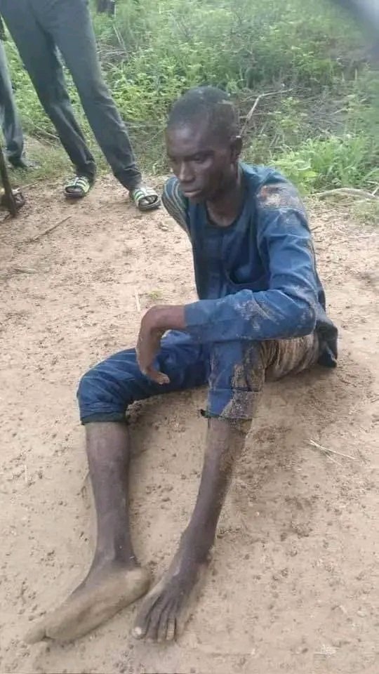 La_tele_en_vrai's tweet photo. 🚨#Révélation_à_la_télé📺
#TOGO🇹🇬-#Cinkassé🇧🇫
Hier 13 Septembre 2024, aux environs de 07h un présumé élément terro-riste, alors qu’il se cachait dans un champ de maïs au quartier #Natone de #NADJOUNDI, a été capturé par la vaillante population dudit lieu. Suite...@SoumailaIlboud8 https://t.co/VYZ0C5K4cG