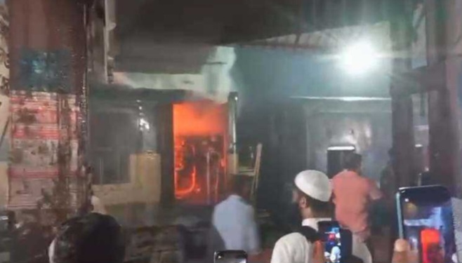 জামালপুর রেলওয়ে স্টেশনে ট্রেনের ইঞ্জিনে আগুন