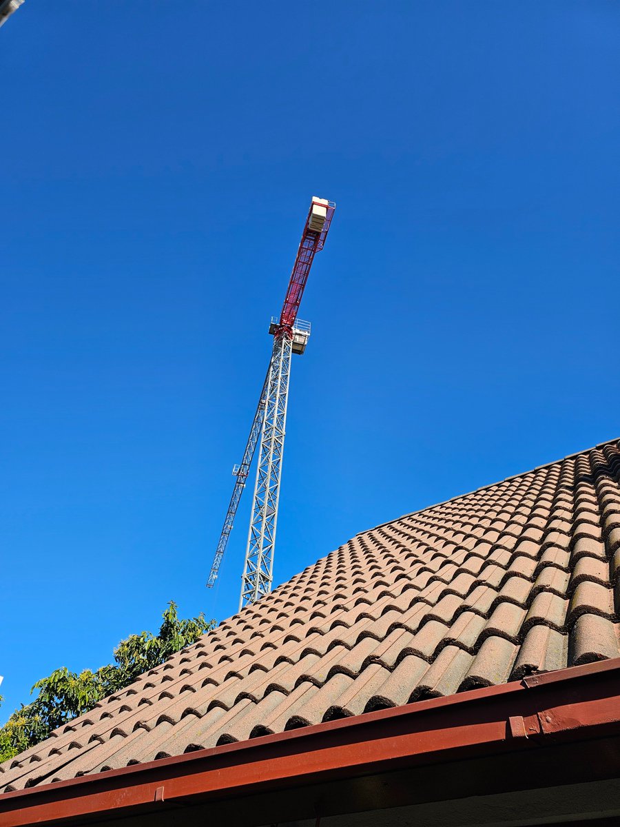 RuciaVerin's tweet photo. Algún prevencionista de riesgo o especialista en el tema me puede ayudar? Está bien que una grúa torre opere con sus contrapesos encima de mi casa? @munirancagua https://t.co/0gqlhRaYkz