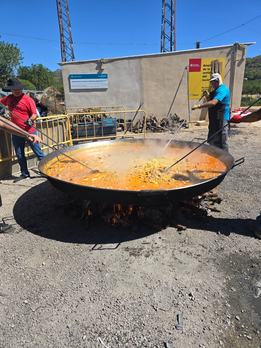 JordiJordanEbre's tweet photo. Continuem amb els veïns i veïnes de #Bítem amb la festa major del poble en l'acte de la paella popular. #festes #bitem #Tortosa https://t.co/1DTSpkdsAe