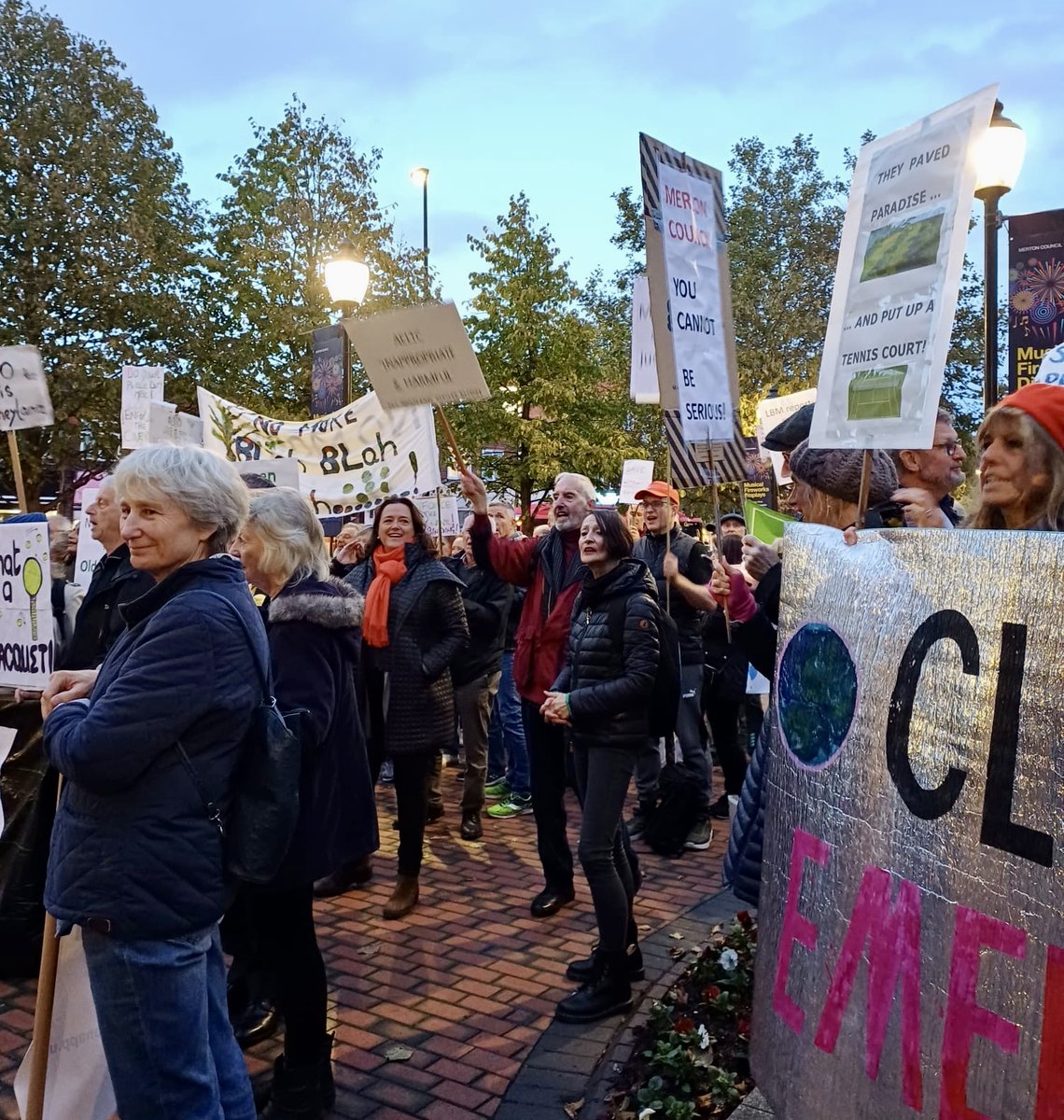 FoWimbledonPark's tweet photo. GLA Hearing for the AELTC Wimbledon Park Project on Friday 27th September 10am (Doors Open 8:30). Join the Demonstration Outside City Hall:
https://t.co/5xIwzOKgGC https://t.co/NQoJHrcw6I