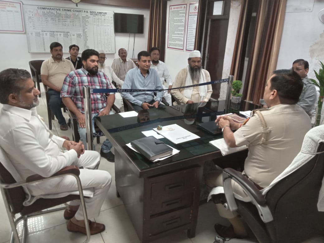 MoinHerowala's tweet photo. @DelhiPolice @CPDelhi
@JointCP_ER @DCPNEastDelhi @BhaiCharaDelhi
थाना सीलमपुर
आगामी दोनों त्योहारों के मद्देनज़र थाना अध्यक्ष श्रीमान पंकज कुमार जी द्वारा नागरिक भाई-चारा कमेटी व 
अमन कमेटी के सदस्यों के साथ 

मीटिंग कर के आपसी भाई-चारा सद्भाव और सौहार्द बनाए रखने की अपील की गई https://t.co/gWeKrzWjMG